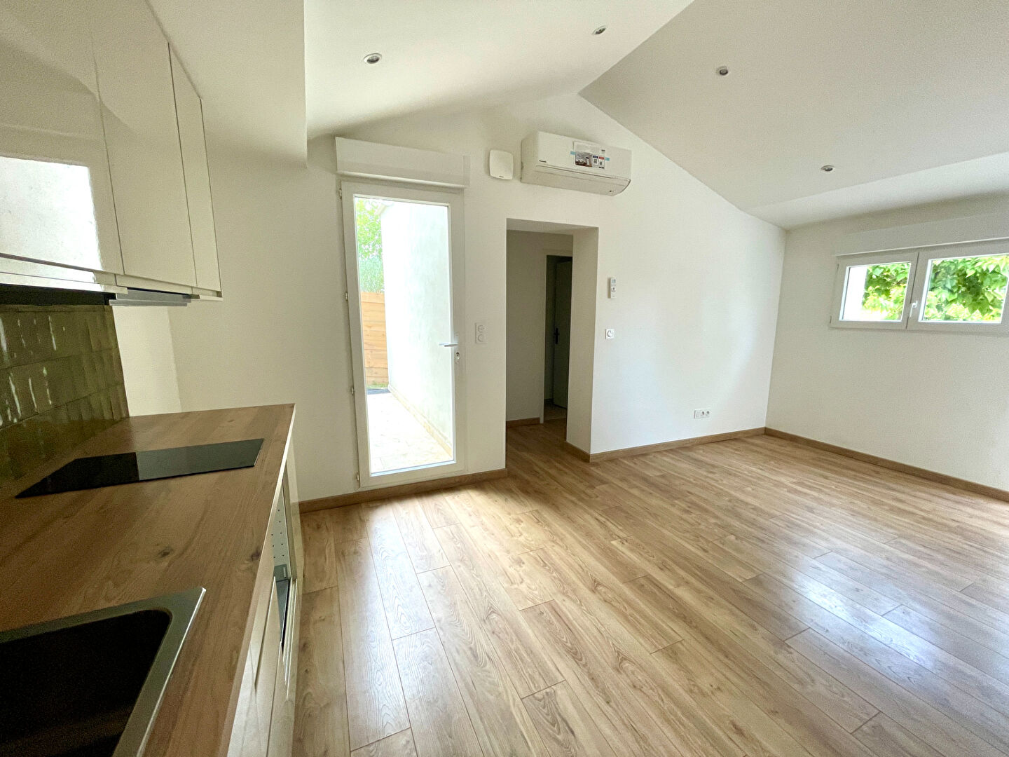 Photo Maisonnette neuve avec terrasse et stationnement image 2/6