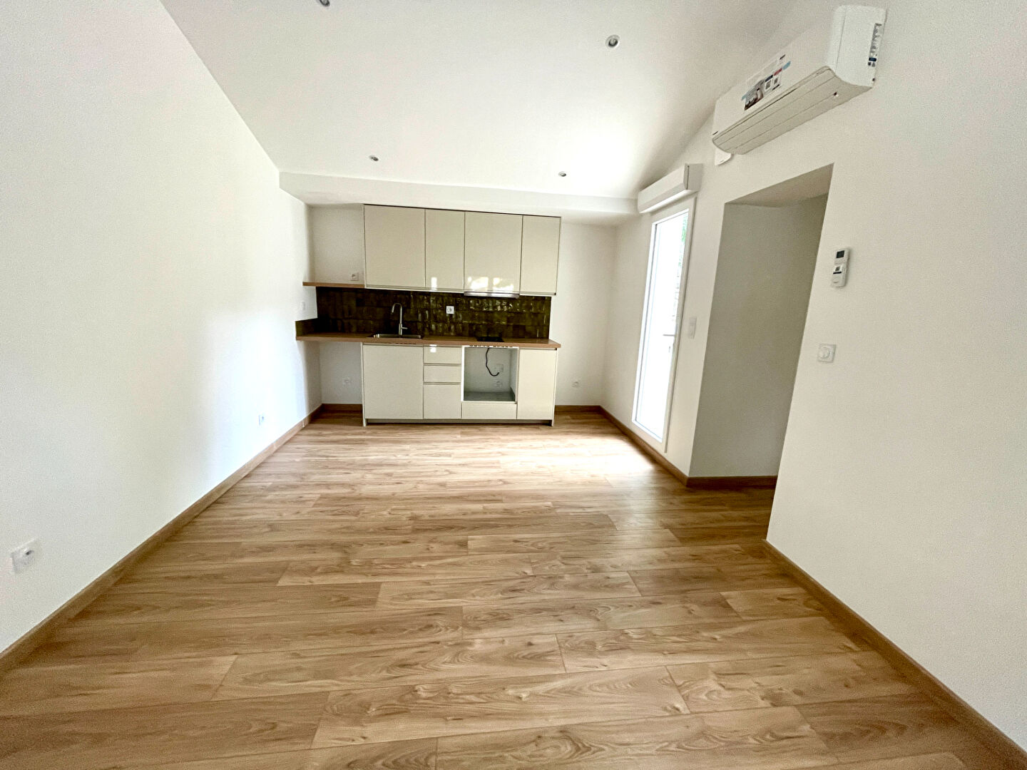 Photo Maisonnette neuve avec terrasse et stationnement image 5/6