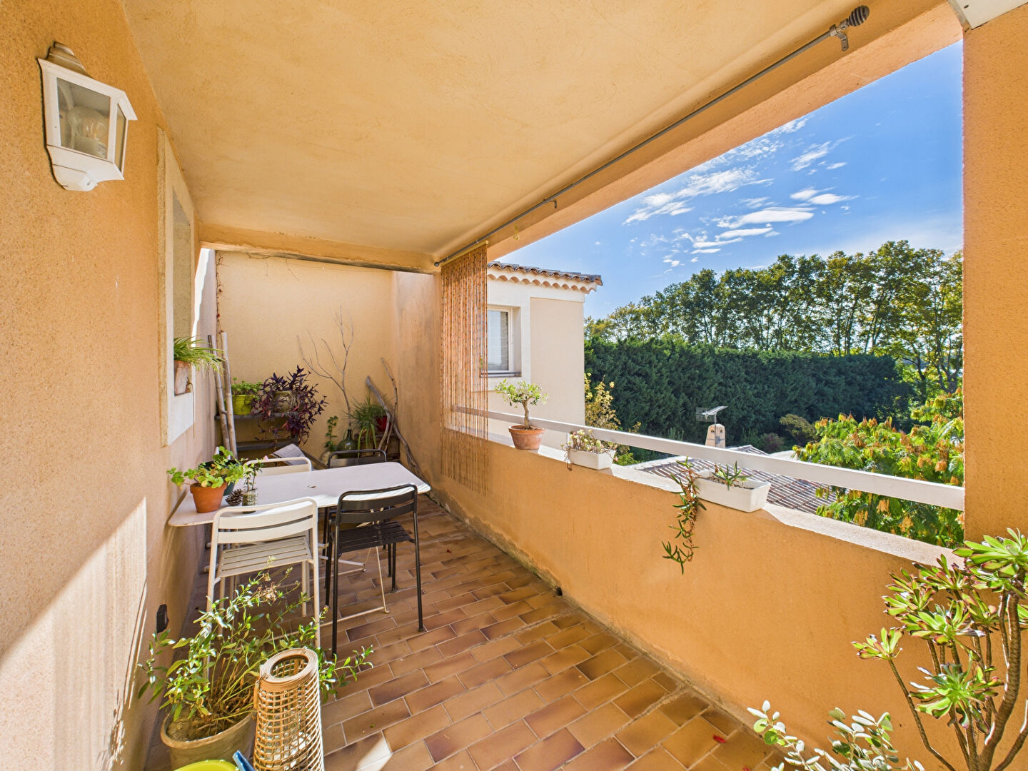 Photo Dernier étage ? Duplex lumineux de 90 m² avec terrasse plein sud, garage + 2 places privées à Saint-Cannat image 2/6