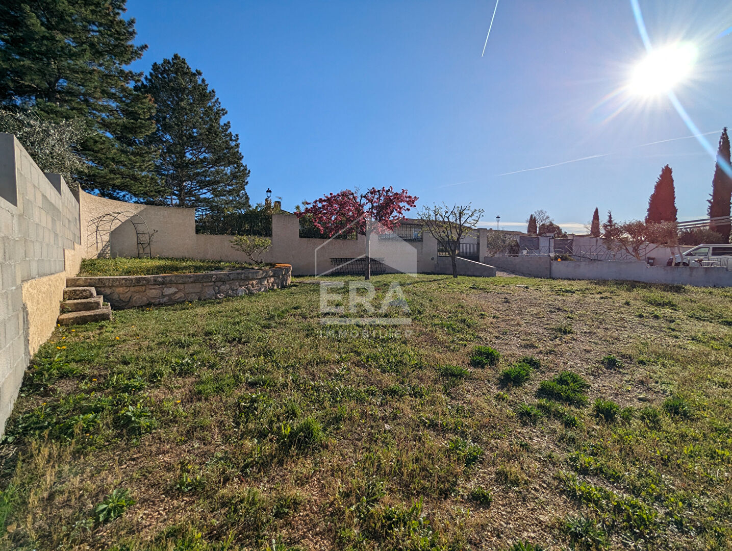 Photo Terrain constructible Charleval 310 m² image 3/6