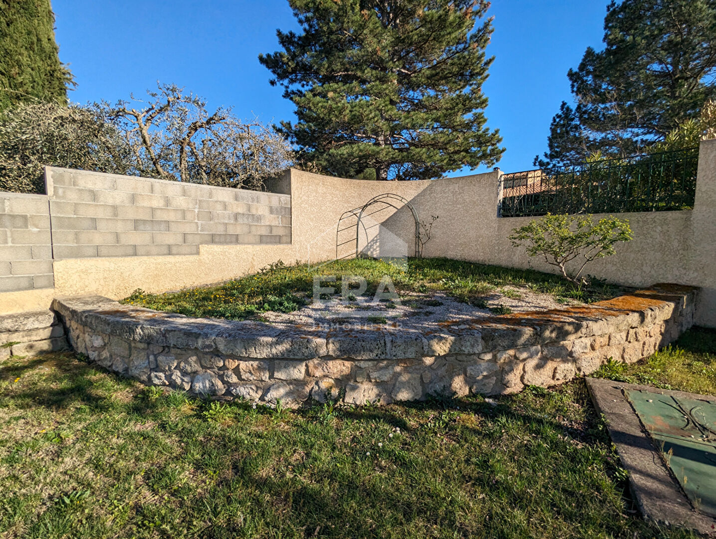 Photo Terrain constructible Charleval 310 m² image 6/6