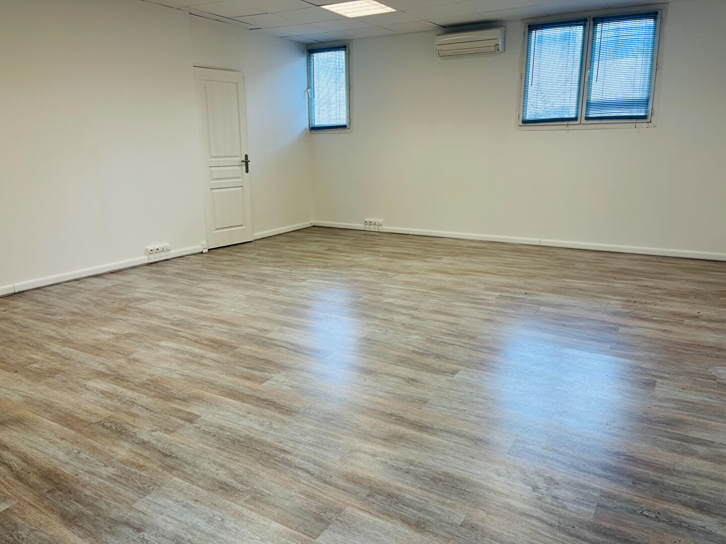 Photo Venelles - Local d'activité 65m² image 2/4