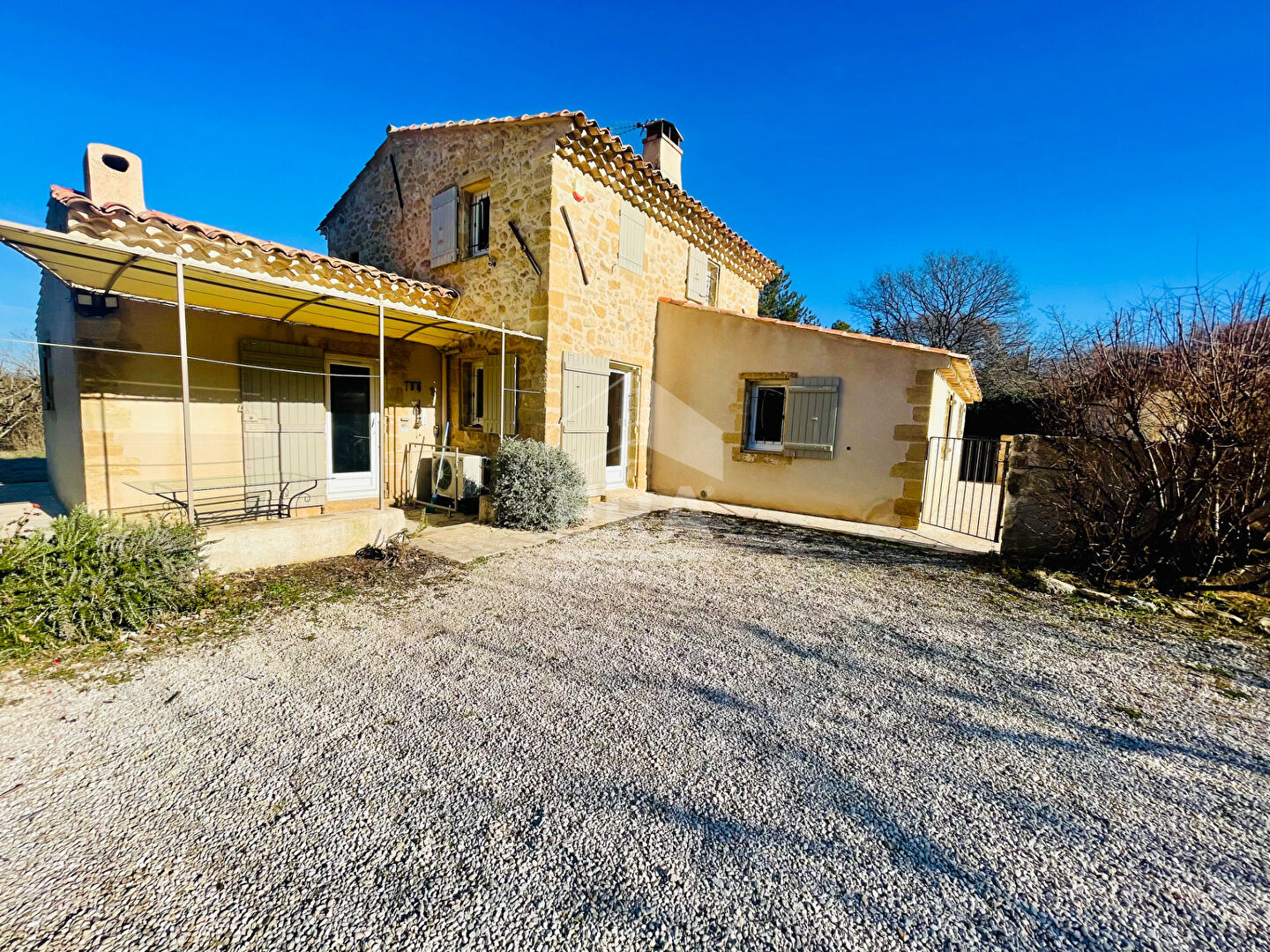 Villa meublée avec piscine et espaces extérieurs secteur campagne