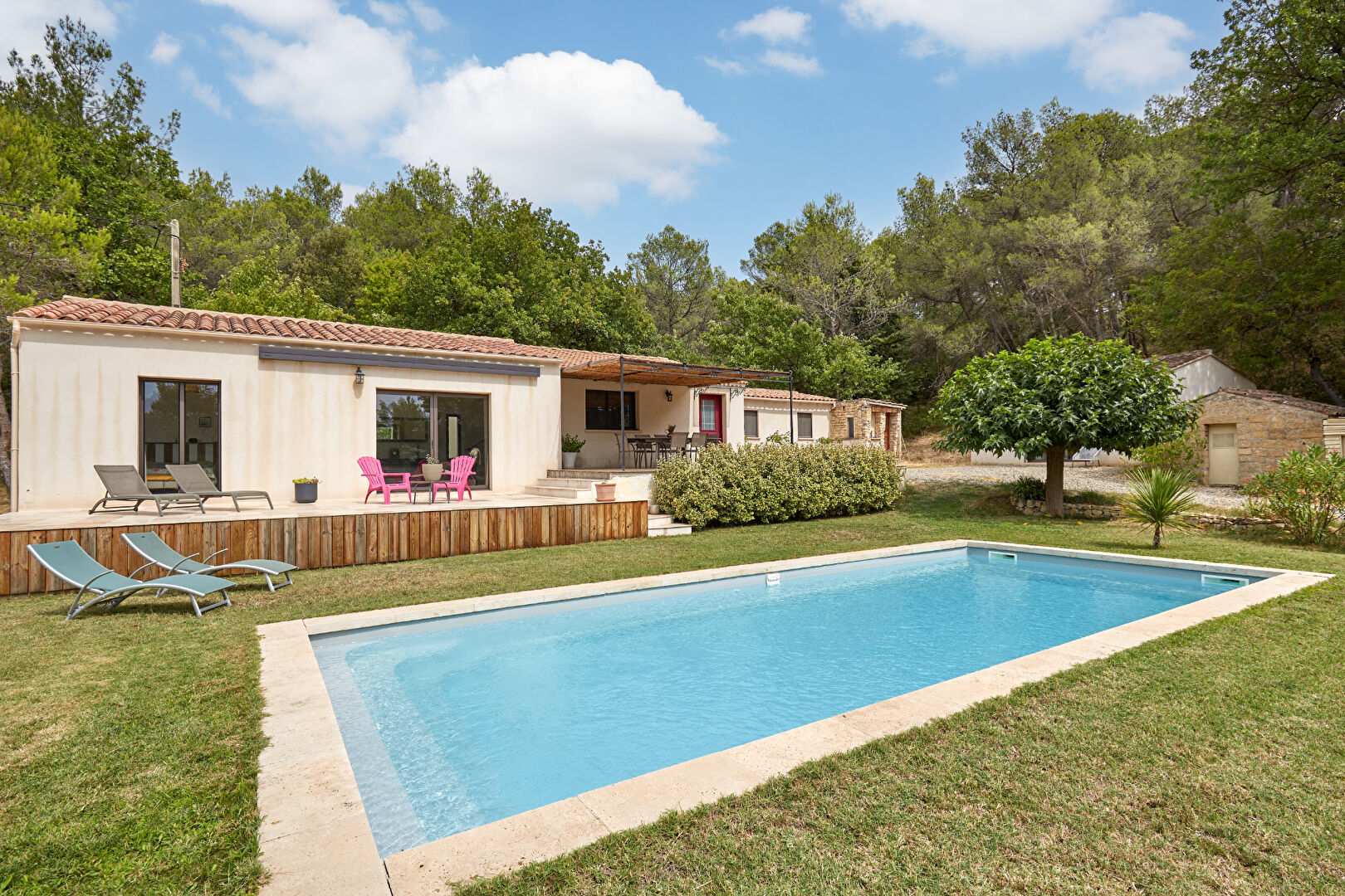 Propriété Rognes 5 pièces 144 m2 + dépendance 35m² + piscine
