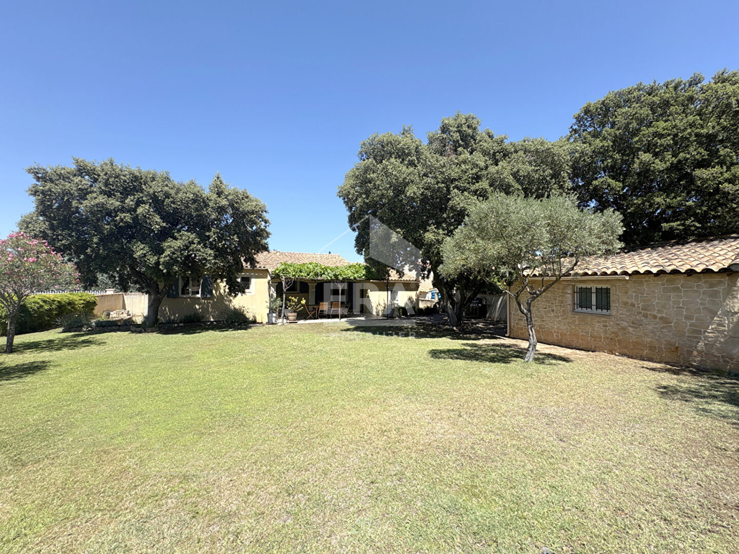 Charleval , Maison de plain-pied avec 4 chambres, garage et jardin piscinable
