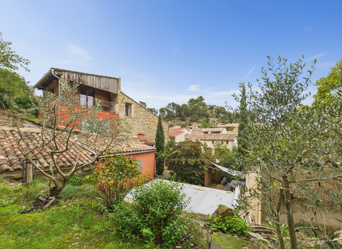 Photo Maison de village avec chambre indépendante, jardin & piscine sur 545 m² de terrain image 2/6