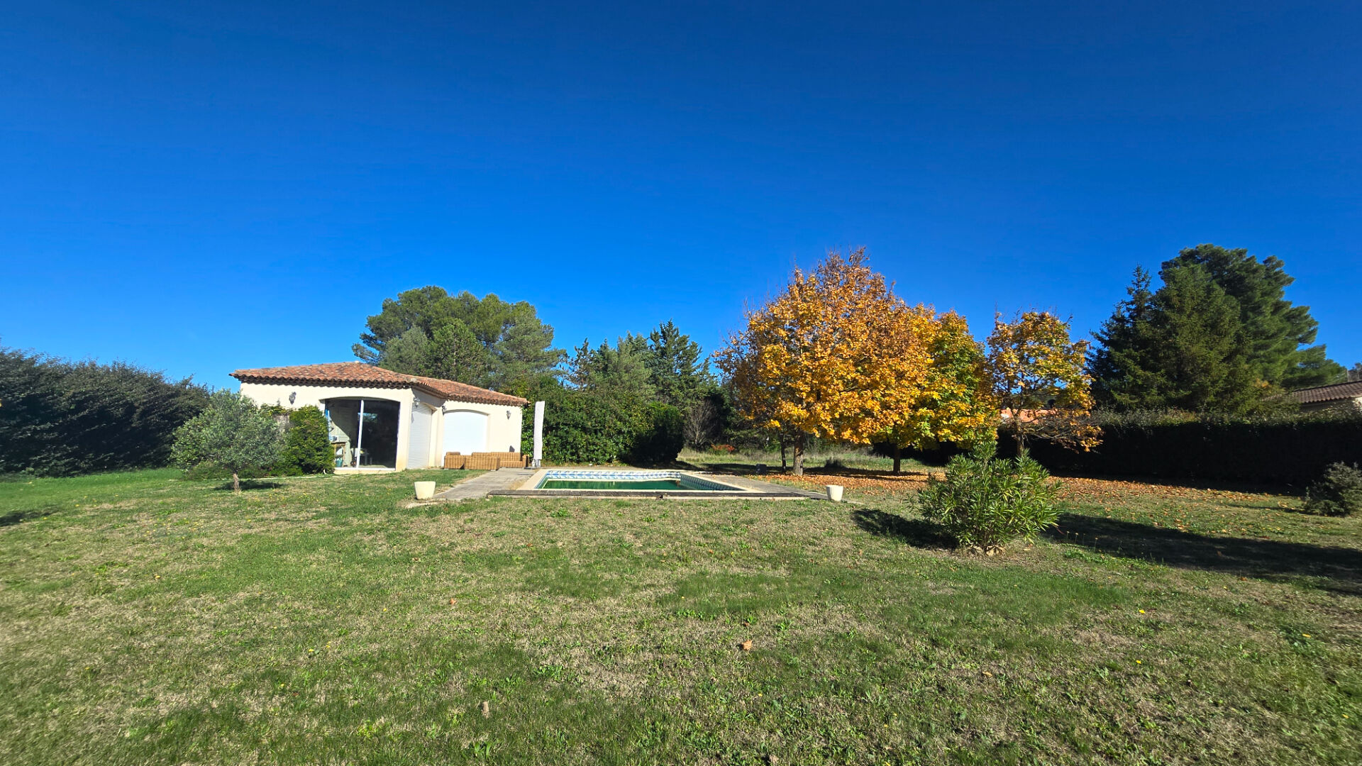 Photo Terrain Vernègues 1500 m2! Au Calme absolu. image 2/2