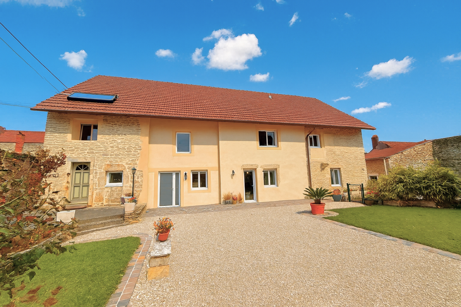 Maison coup de coeur de 245m2 avec piscine et terrain clos.