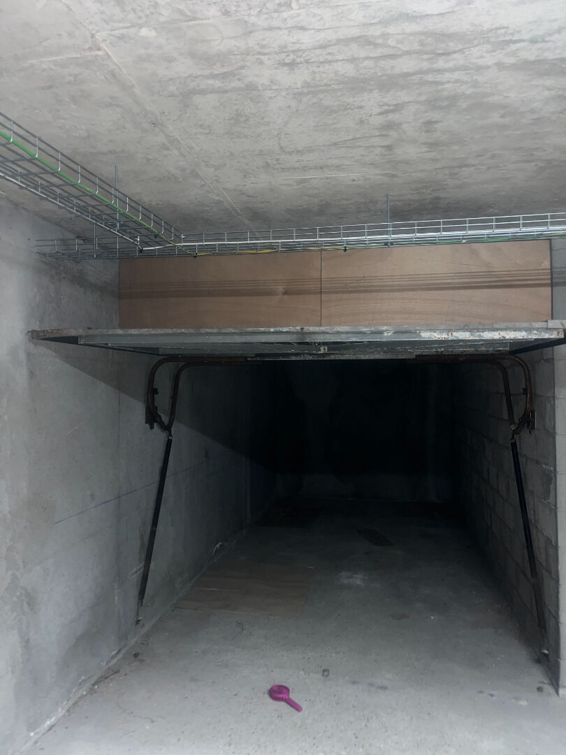 GARAGE FERME AU 1ER SOUS SOL