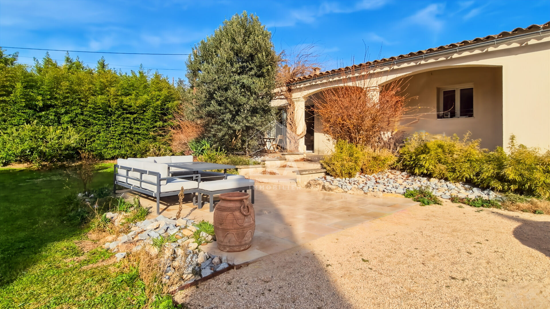 NOVES - Maison de plain-pied 4 chambres avec terrain 6800 m2