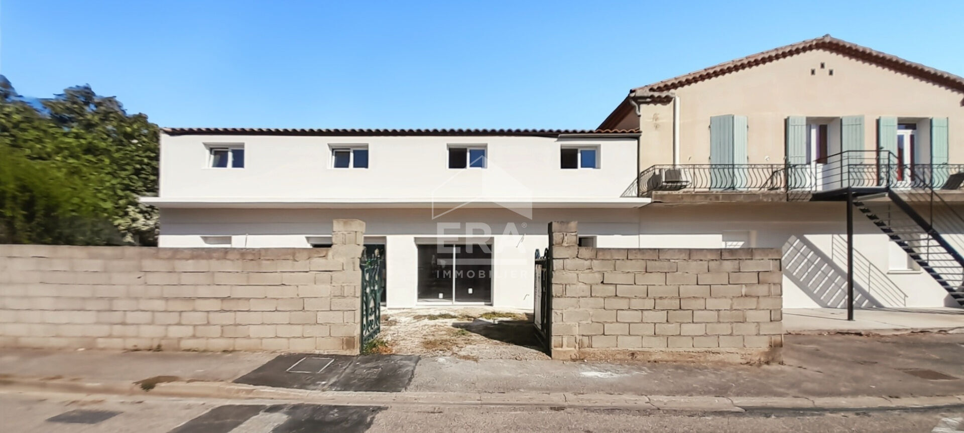 Photo CHATEAURENARD - Maison de ville neuve 150 m2 avec cour image 2/6