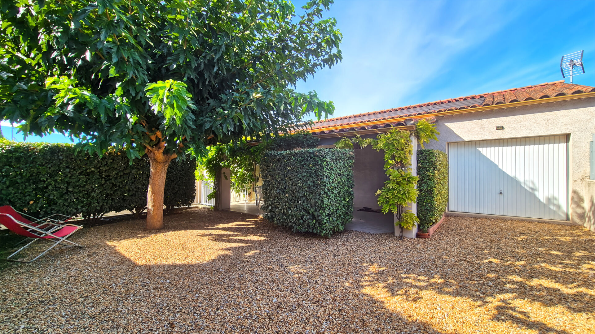 Photo CHATEAURENARD - Maison de plain-pied 3 chambres et piscine image 1/6