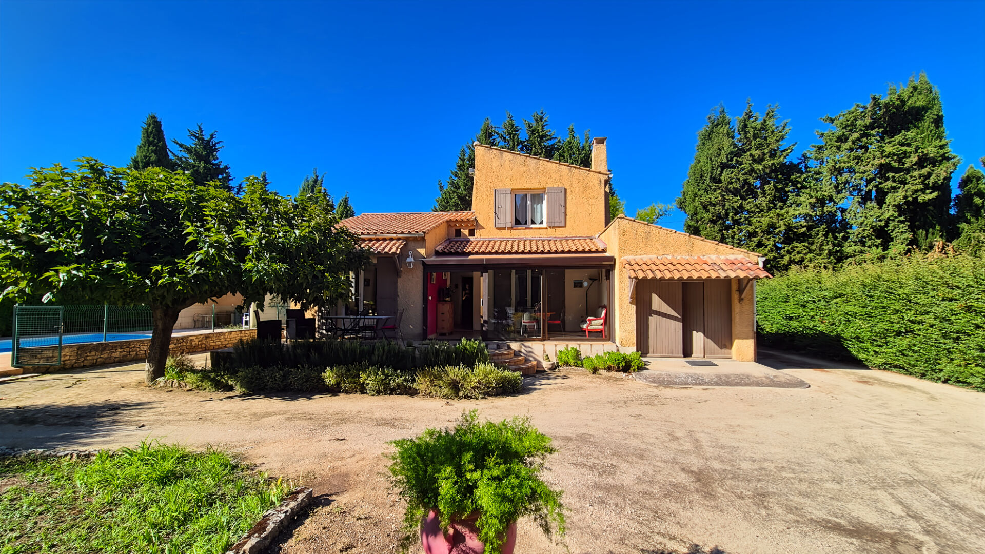 CHATEAURENARD - Maison en campagne avec piscine