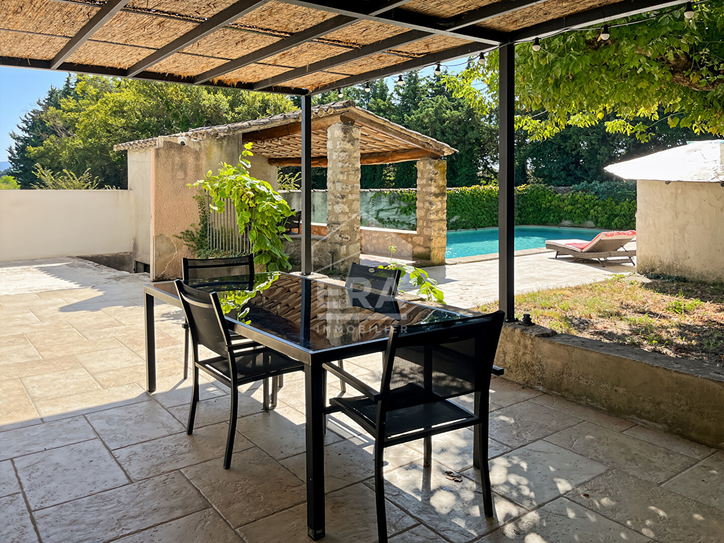 Maison rénovée avec appartement indépendant et piscine.