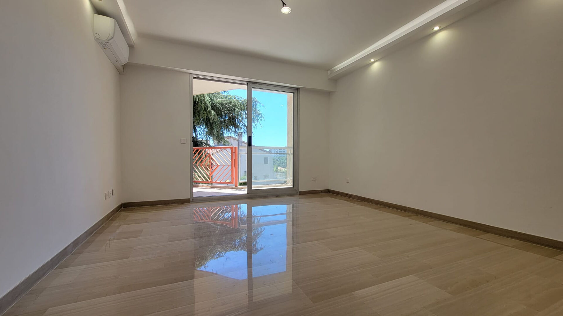A vendre /Appartement  à Nice 06200 / 2 pièces / F2 / T2  /PARKING en sus  /BAS LANTERNE