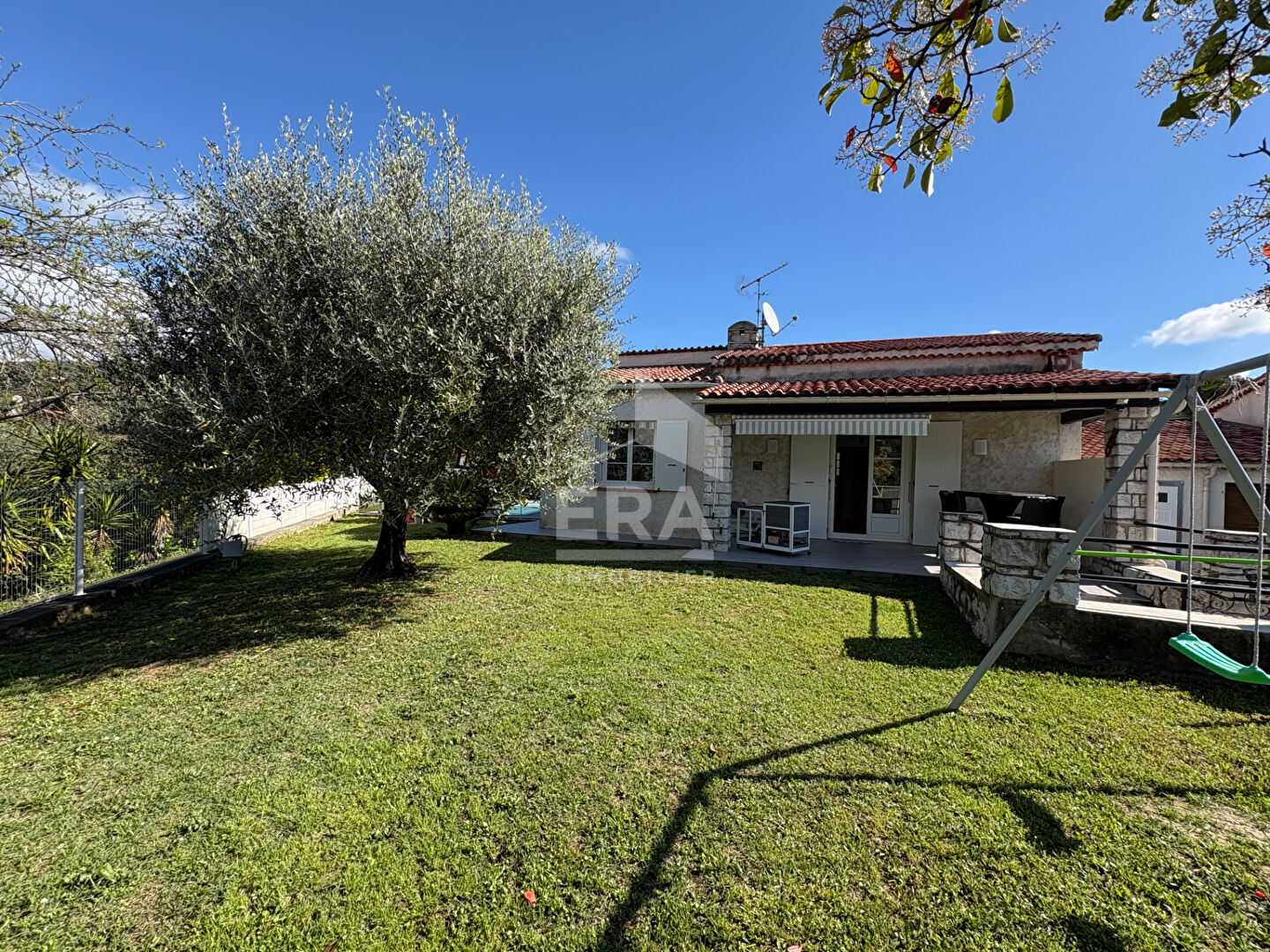 A VENDRE maison CONTES 4 pièces 74 m2 + dépendance 15 m2  sur terrain plat 631 m2 avec piscine