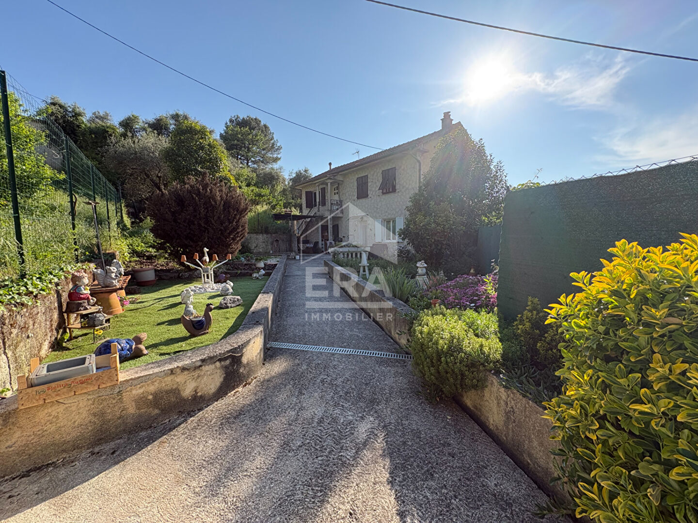 A vendre maison à Peille 7 pièces 130 m2 composée de 2 appartements avec piscine