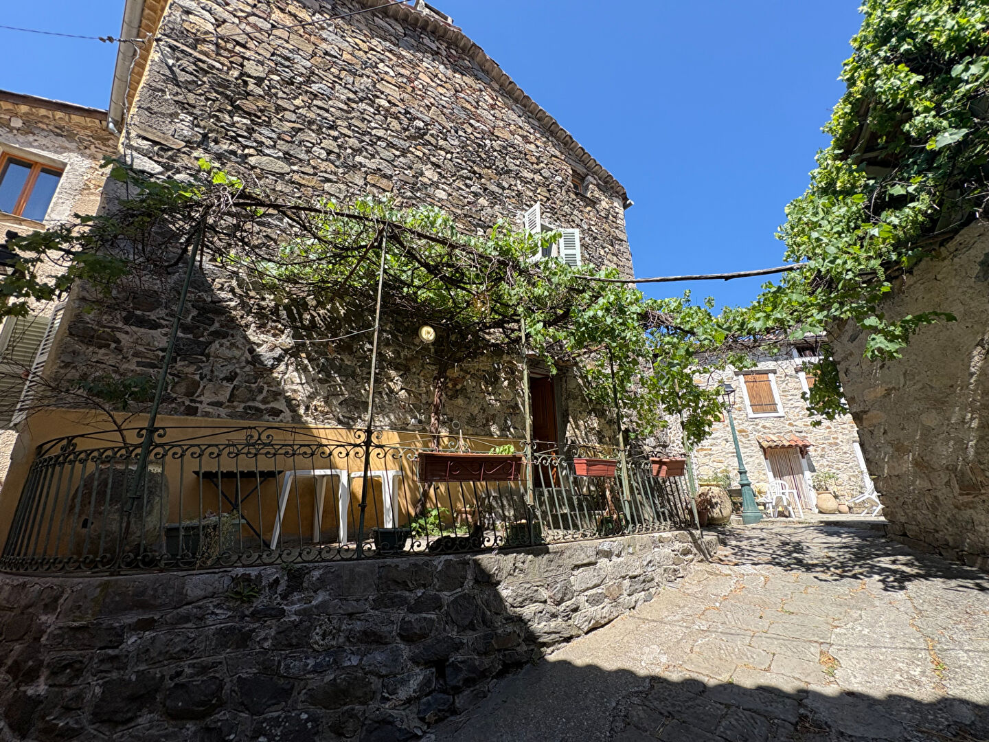 A vendre maison La Tour sur Tinée 90 m2 + dépendance et terrasse