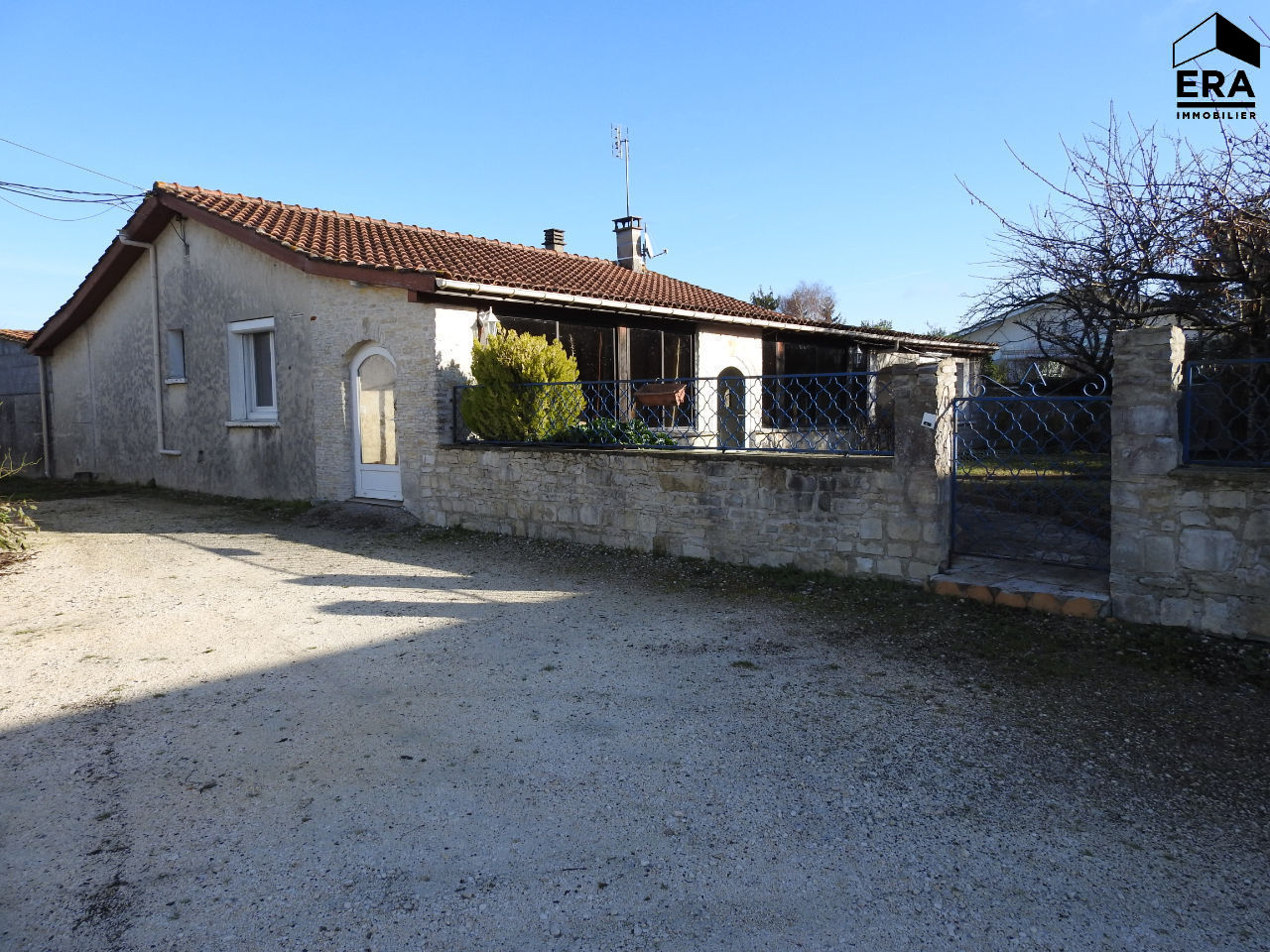 A vendre Barbezieux grand local commercial avec maison d'habitation T5