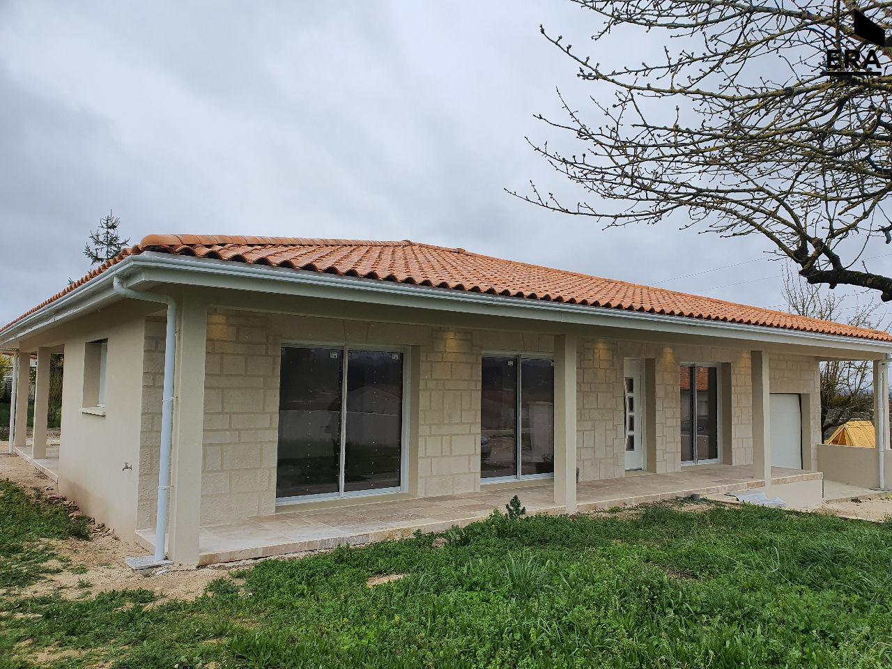 Maison La Couronne plainpied à vendre 4 chambres garage La Couronne 16400