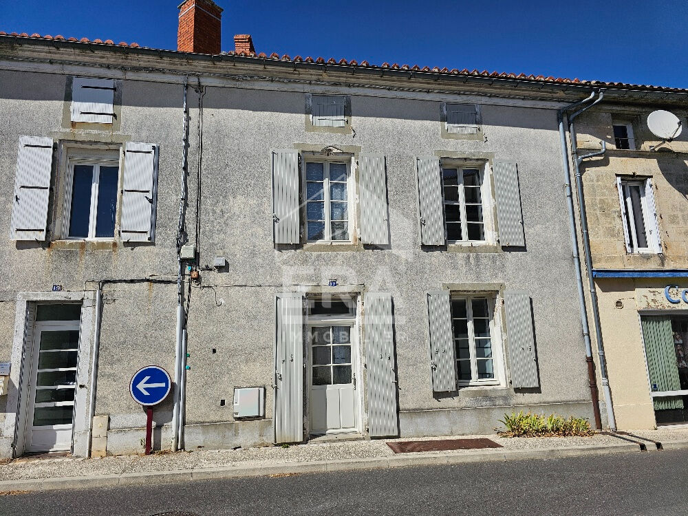 Maison de ville à vendre La Couronne 4 chambres, garage et jardin