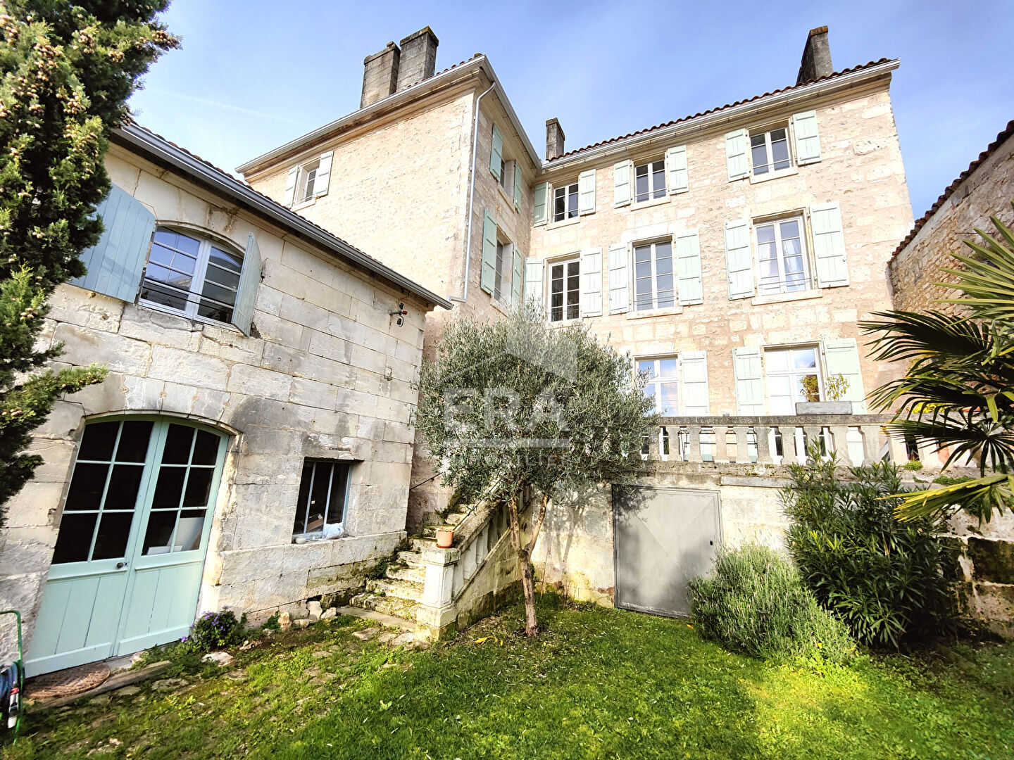 A vendre maison Châteauneuf Sur Charente 10 pièce(s) 495 m2
