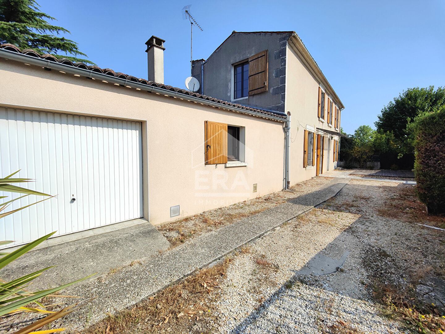 Photo A vendre maison Châteaubernard 5 pièce(s) 112 m2 image 2/6