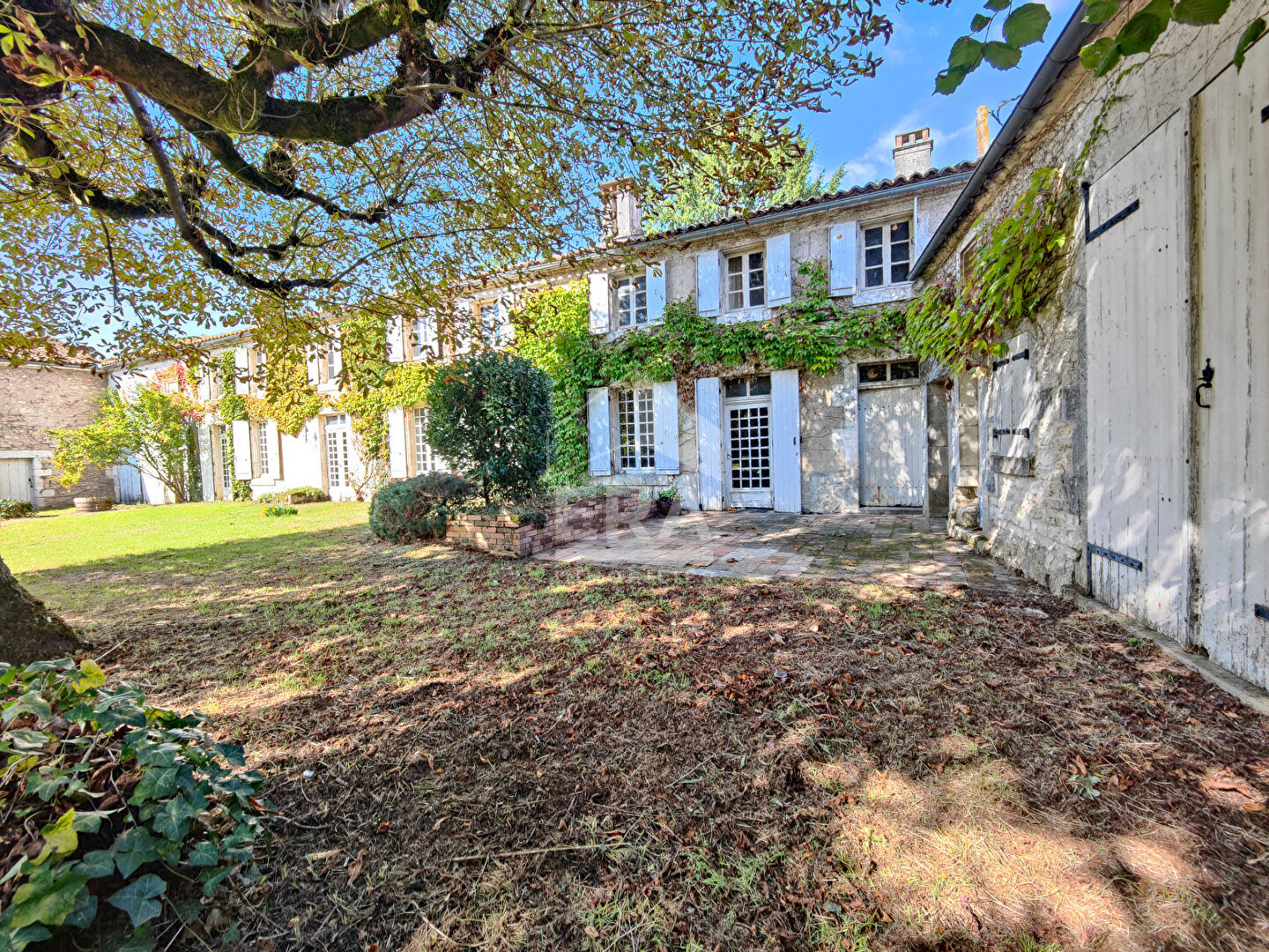 Photo A vendre maison Nercillac 7 pièce(s) 250 m2 image 2/6