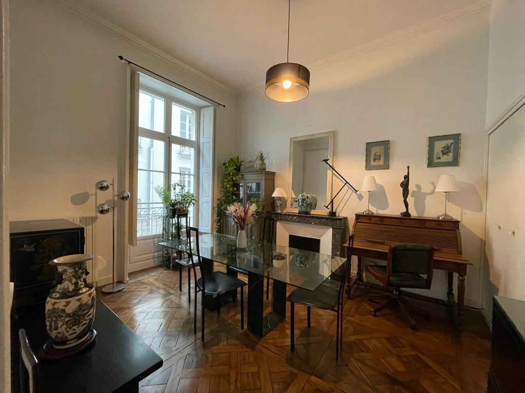 Photo Centre Ville - Dans un immeuble Haussmannien, au deuxième étage avec ascenseur, bel appartement comprenant un double salon-séjour et deux chambres. Cave image 1/6