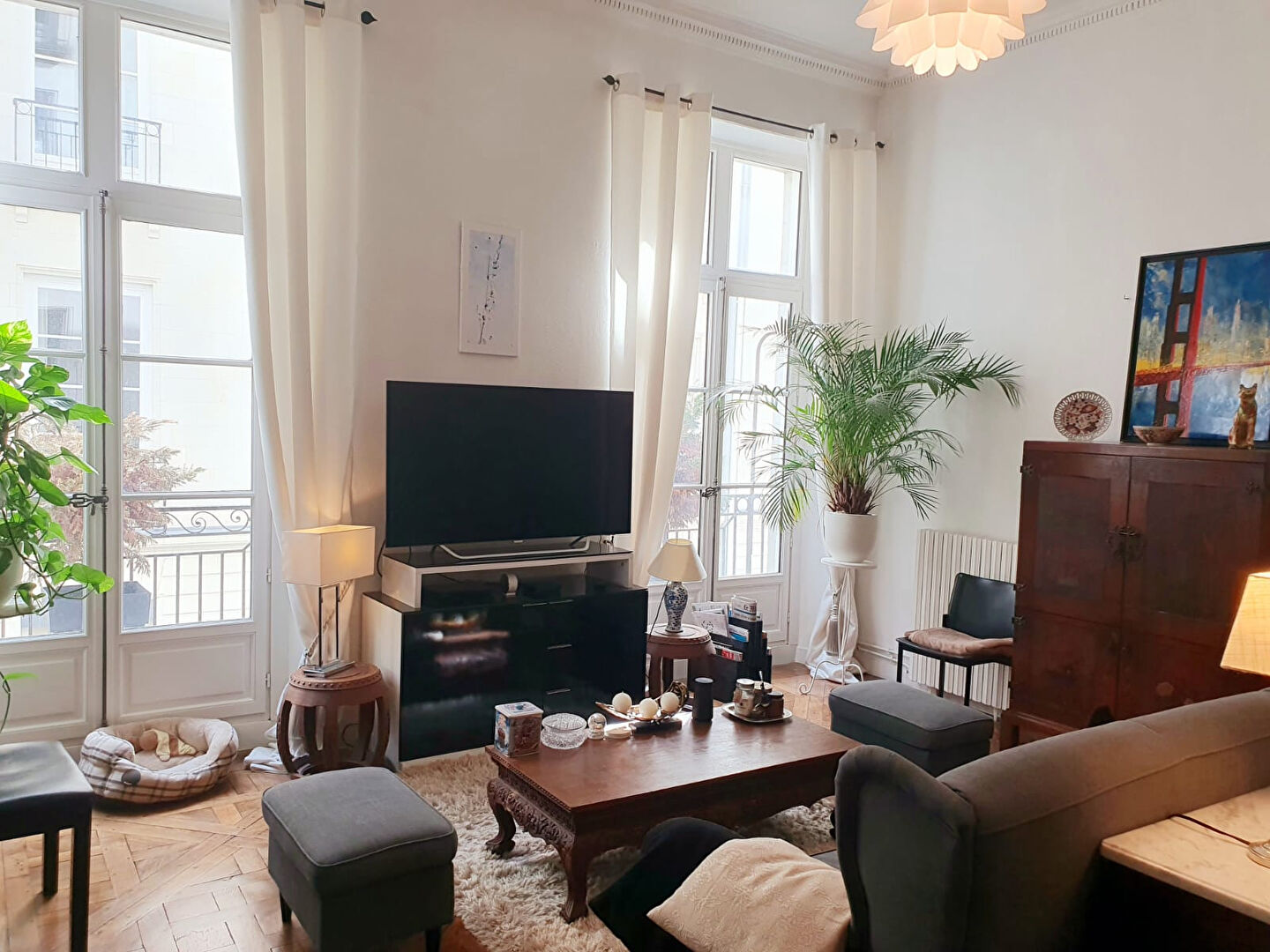 Photo Centre Ville - Dans un immeuble Haussmannien, au deuxième étage avec ascenseur, bel appartement comprenant un double salon-séjour et deux chambres. Cave image 3/6