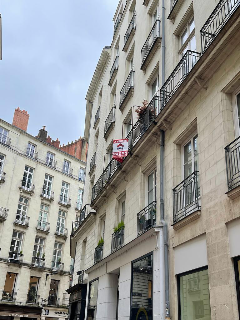 Photo Centre Ville - Dans un immeuble Haussmannien, au deuxième étage avec ascenseur, bel appartement comprenant un double salon-séjour et deux chambres. Cave image 4/6