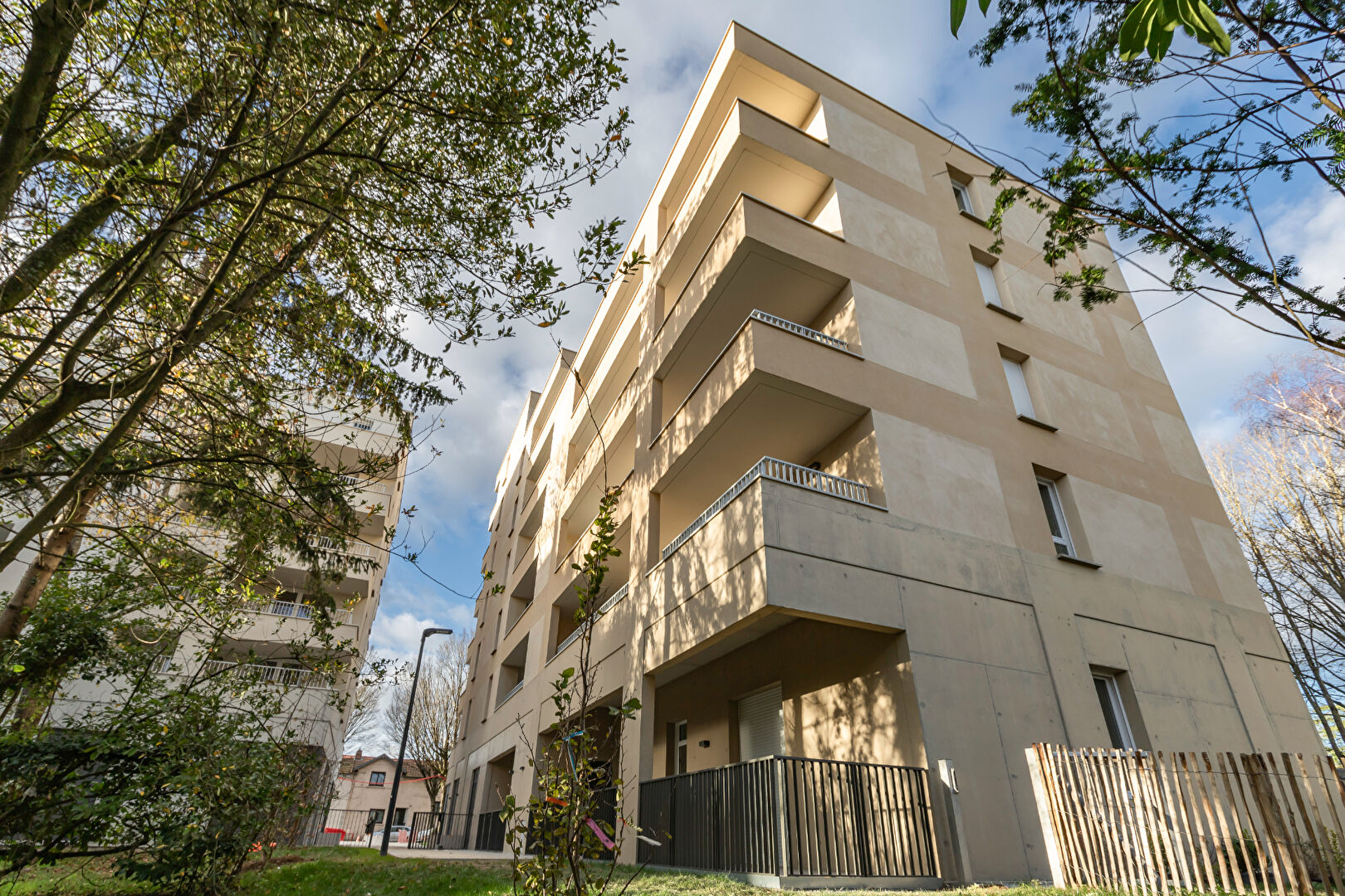 Photo Bld J. Verne - Dans copropriété neuve, bel appartement 5 pièces s'ouvrant sur une terrasse et un cellier. Ascenseur et parking. image 1/3