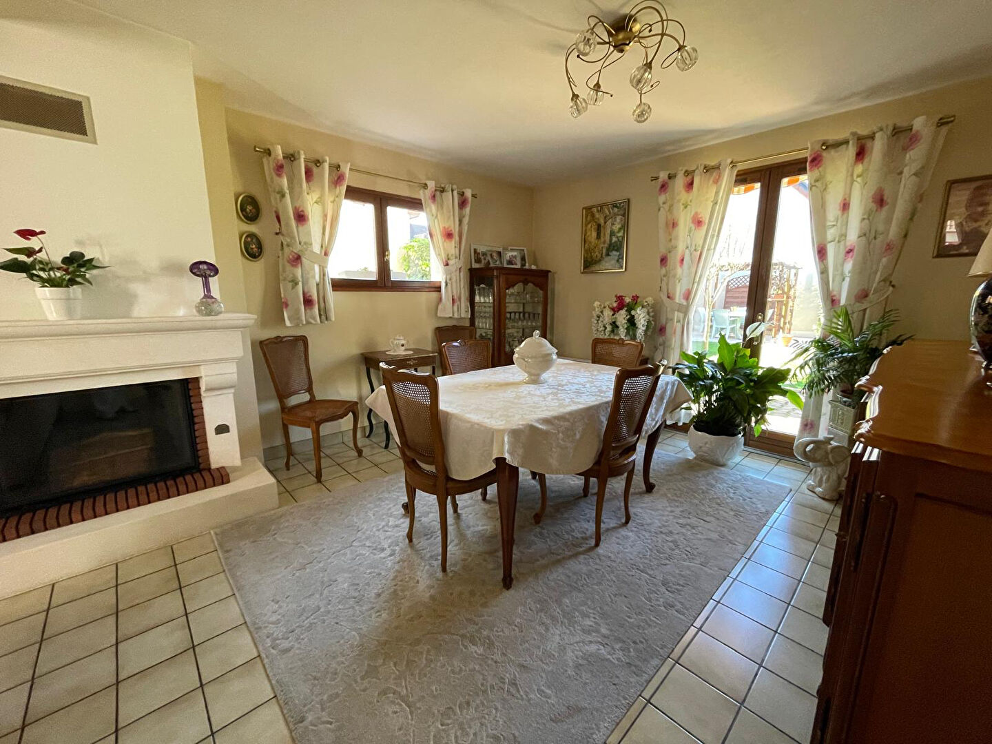 Photo NANTES - Spacieuse maison traditionnelle située au calme de son impasse. 4 chambres, grand garage et joli jardin clos. image 2/5