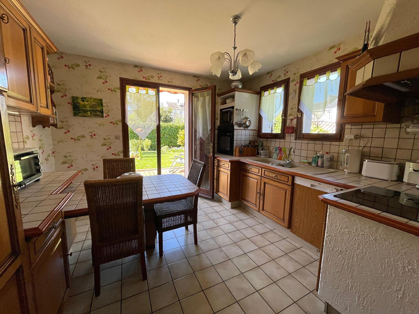 Photo NANTES - Spacieuse maison traditionnelle située au calme de son impasse. 4 chambres, grand garage et joli jardin clos. image 3/5