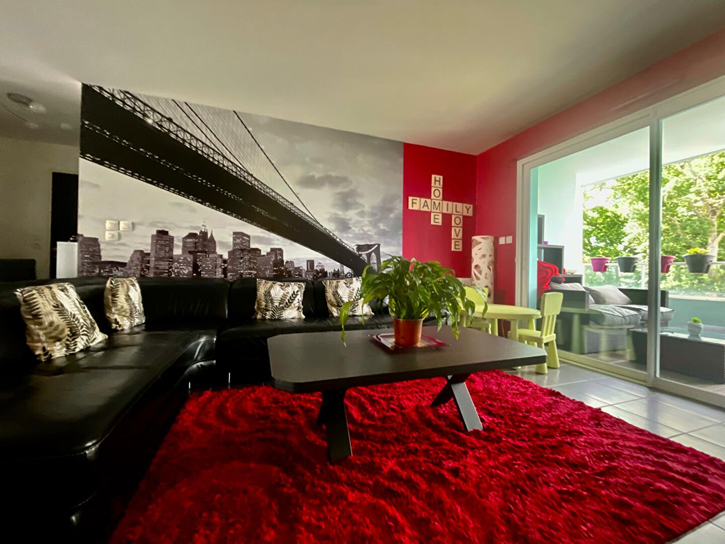 Photo St Joseph de Porterie - Superbe appartement avec terrasses s'ouvrant sur la verdure. Cuisine ouverte A&E, trois vraies chambres. Ascenseur et garage en sous sol. image 2/6