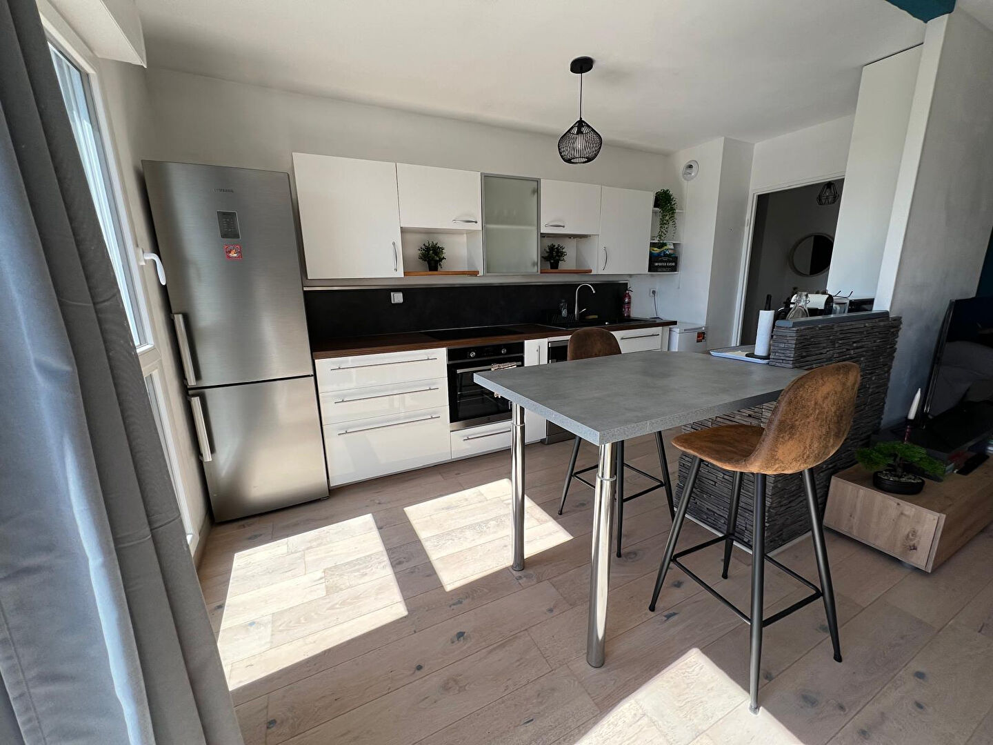 Photo Tortière - Idéalement situé, en étage élevé d'un immmeuble récent, appartement trois pièces en très bon état. Ascenseur et parking en sous-sol. image 1/4