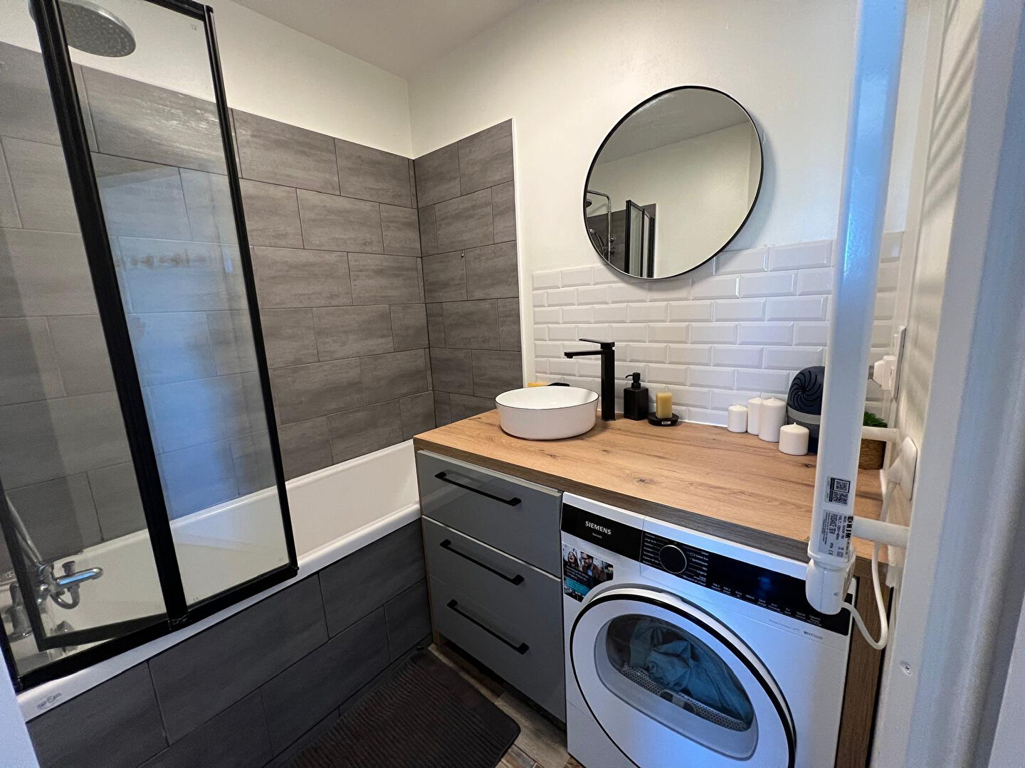 Photo Tortière - Idéalement situé, en étage élevé d'un immmeuble récent, appartement trois pièces en très bon état. Ascenseur et parking en sous-sol. image 4/4