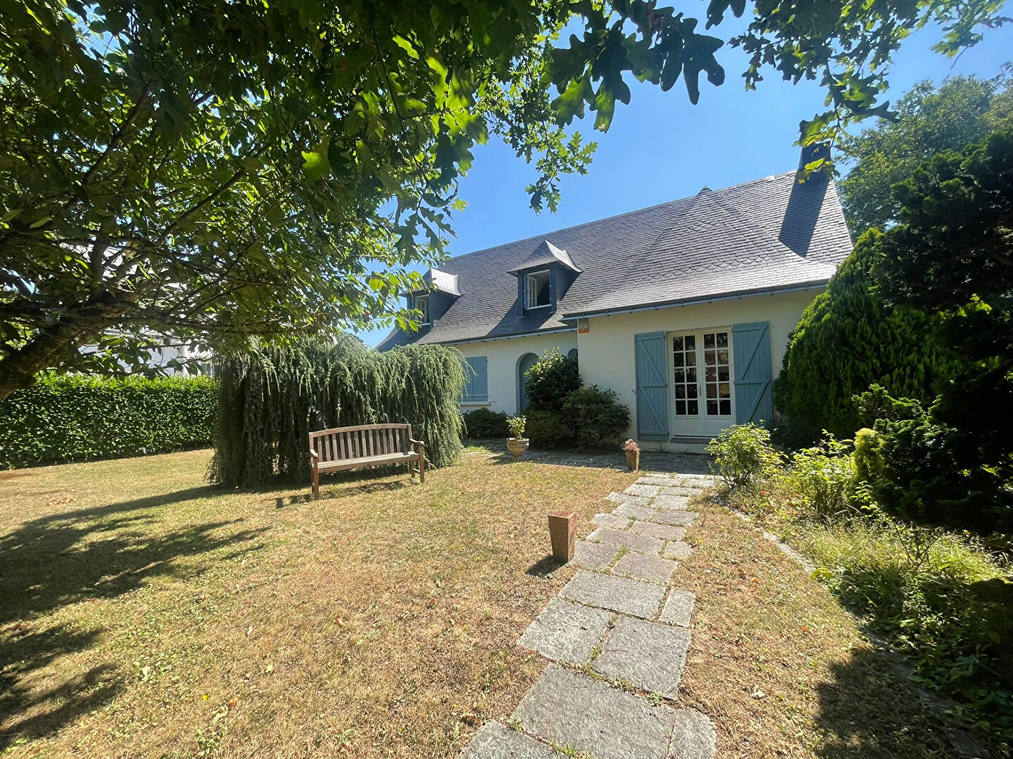 Photo La Chapelle sur Erdre - Spacieuse maison en état impeccable comprenant une vaste pièce de vie ; ainsi que cinq chambres. Jardin et garage. image 1/6