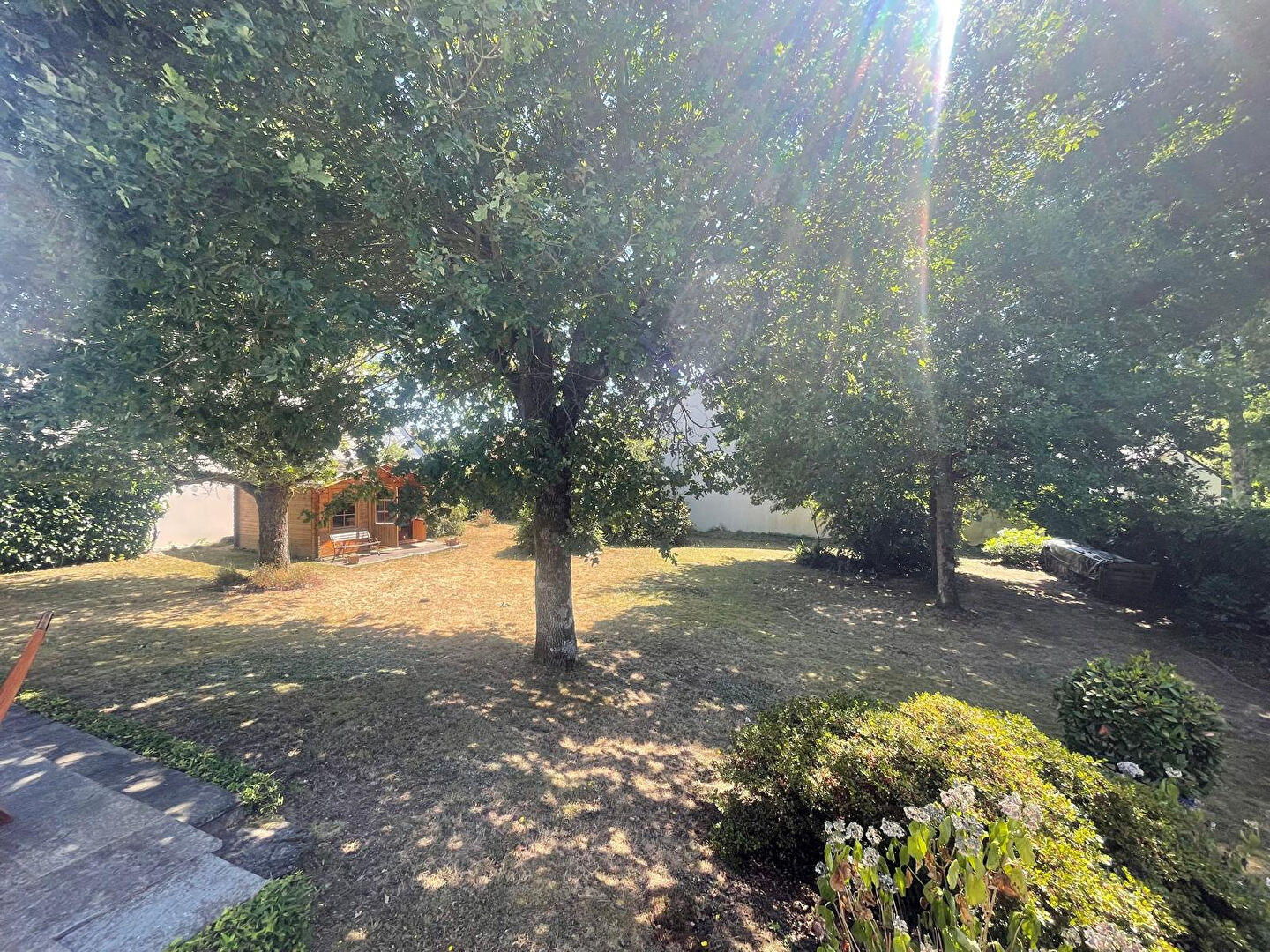 Photo La Chapelle sur Erdre - Spacieuse maison en état impeccable comprenant une vaste pièce de vie ; ainsi que cinq chambres. Jardin et garage. image 2/6