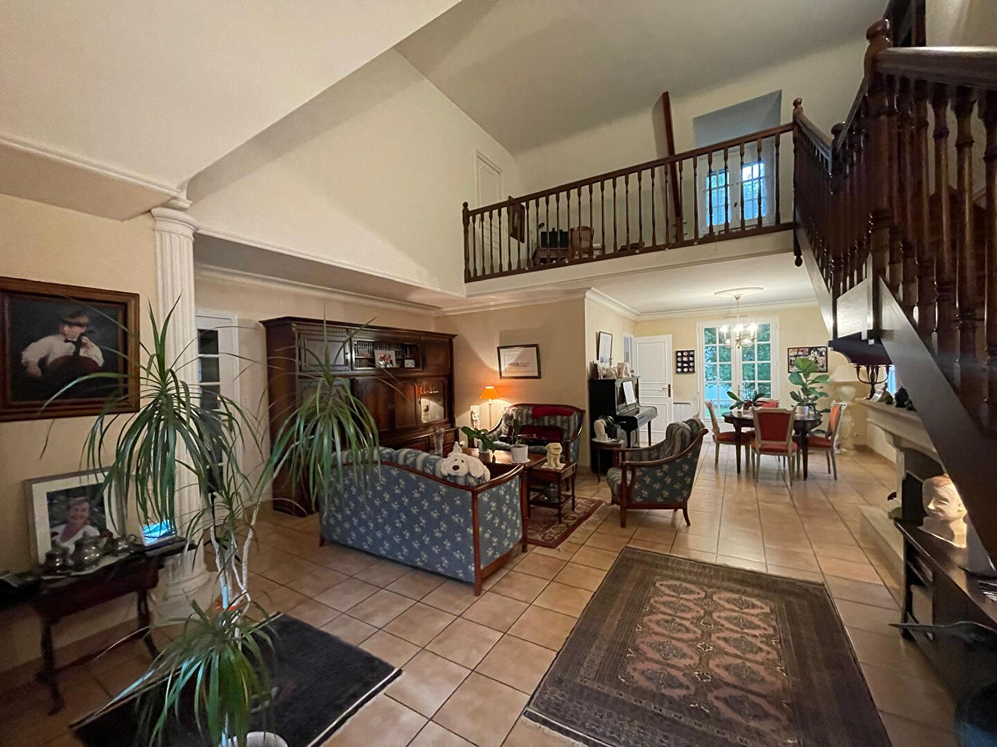 Photo La Chapelle sur Erdre - Spacieuse maison en état impeccable comprenant une vaste pièce de vie ; ainsi que cinq chambres. Jardin et garage. image 3/6