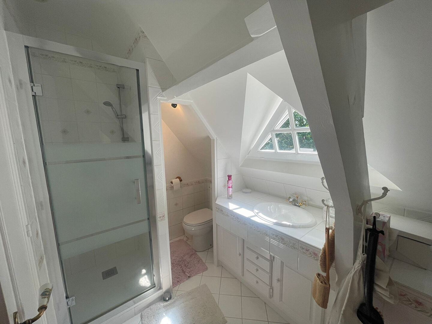 Photo La Chapelle sur Erdre - Spacieuse maison en état impeccable comprenant une vaste pièce de vie ; ainsi que cinq chambres. Jardin et garage. image 5/6