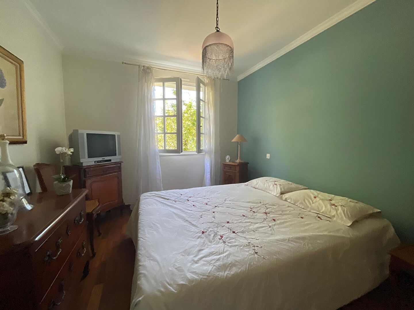 Photo La Chapelle sur Erdre - Spacieuse maison en état impeccable comprenant une vaste pièce de vie ; ainsi que cinq chambres. Jardin et garage. image 6/6