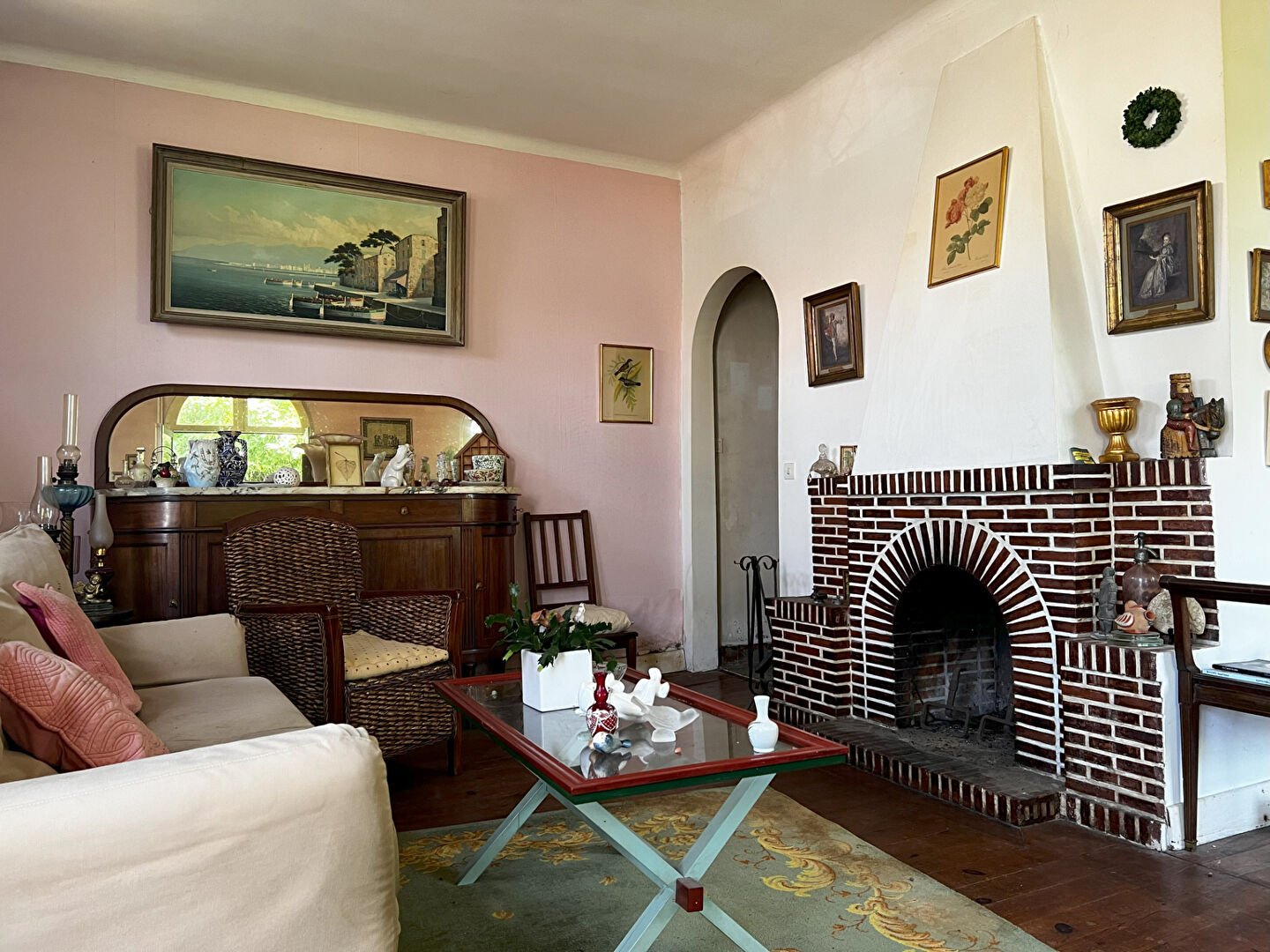 Photo Rte de Paris - Maison ancienne avec cachet à rénover. Quatre chambres, jardin, garage et dépendance. image 2/6