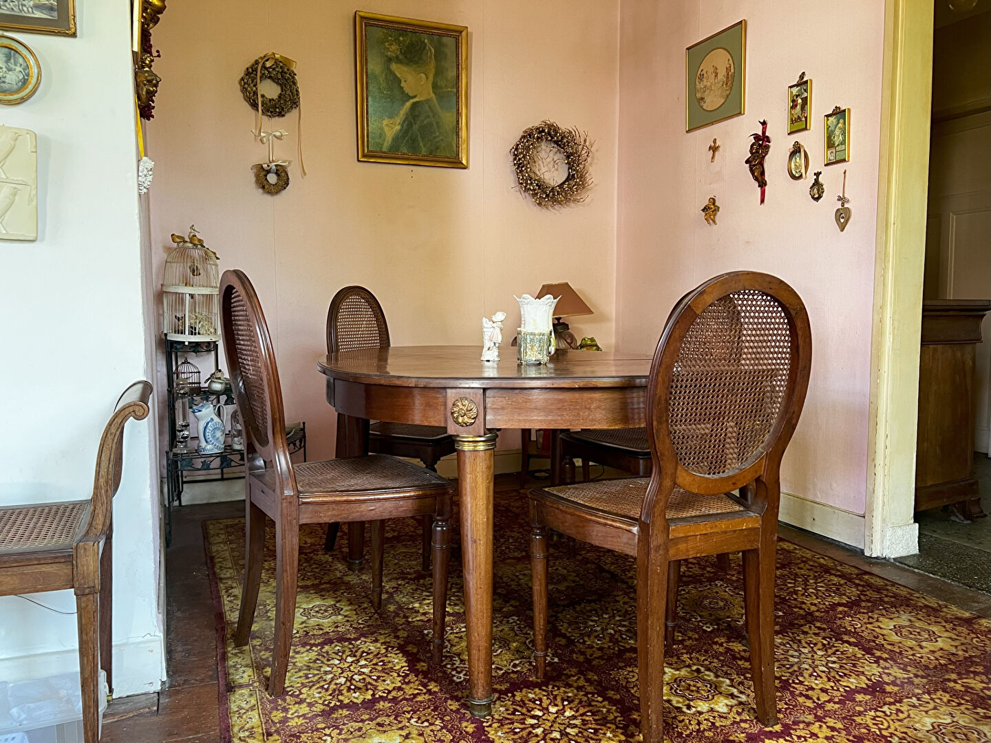 Photo Rte de Paris - Maison ancienne avec cachet à rénover. Quatre chambres, jardin, garage et dépendance. image 3/6