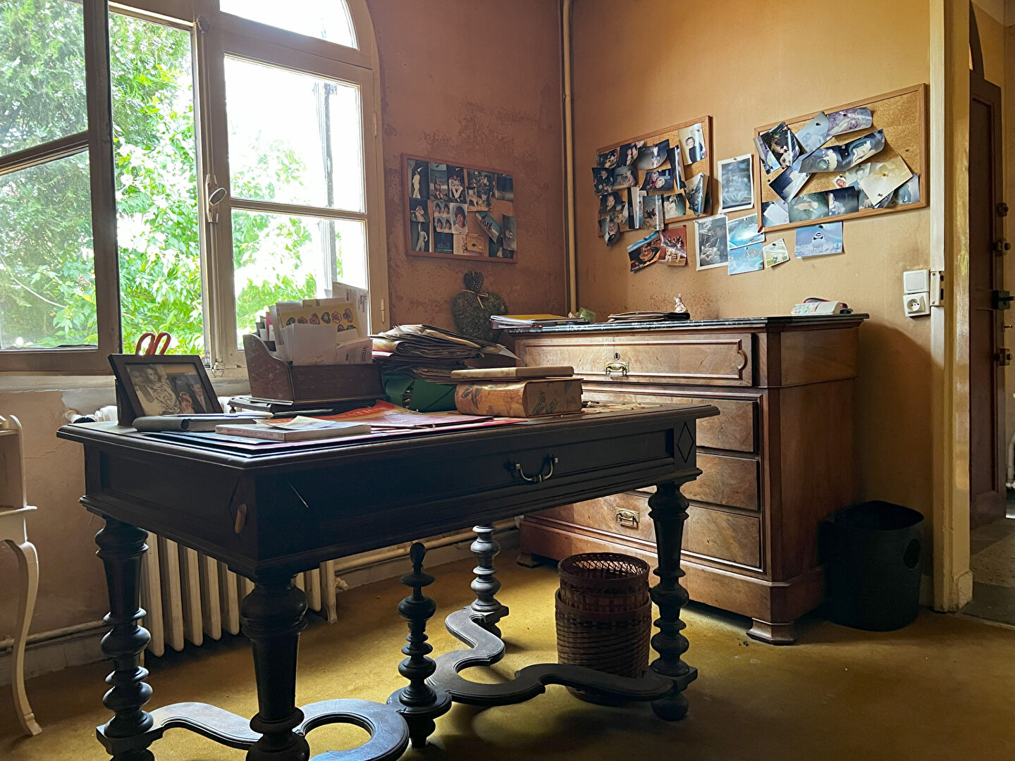 Photo Rte de Paris - Maison ancienne avec cachet à rénover. Quatre chambres, jardin, garage et dépendance. image 6/6