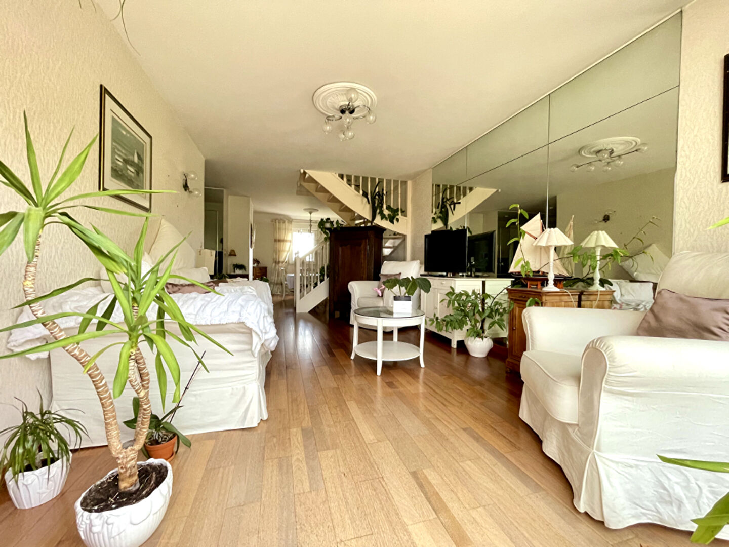 Photo Eraudière - En bord d'Erdre, bel appartement en dernier étage s'ouvrant sur une terrasse exposé sud-ouest. Trois chambres. Acsenseur, pkg extérieur, box en sous-sol et cave. image 2/6