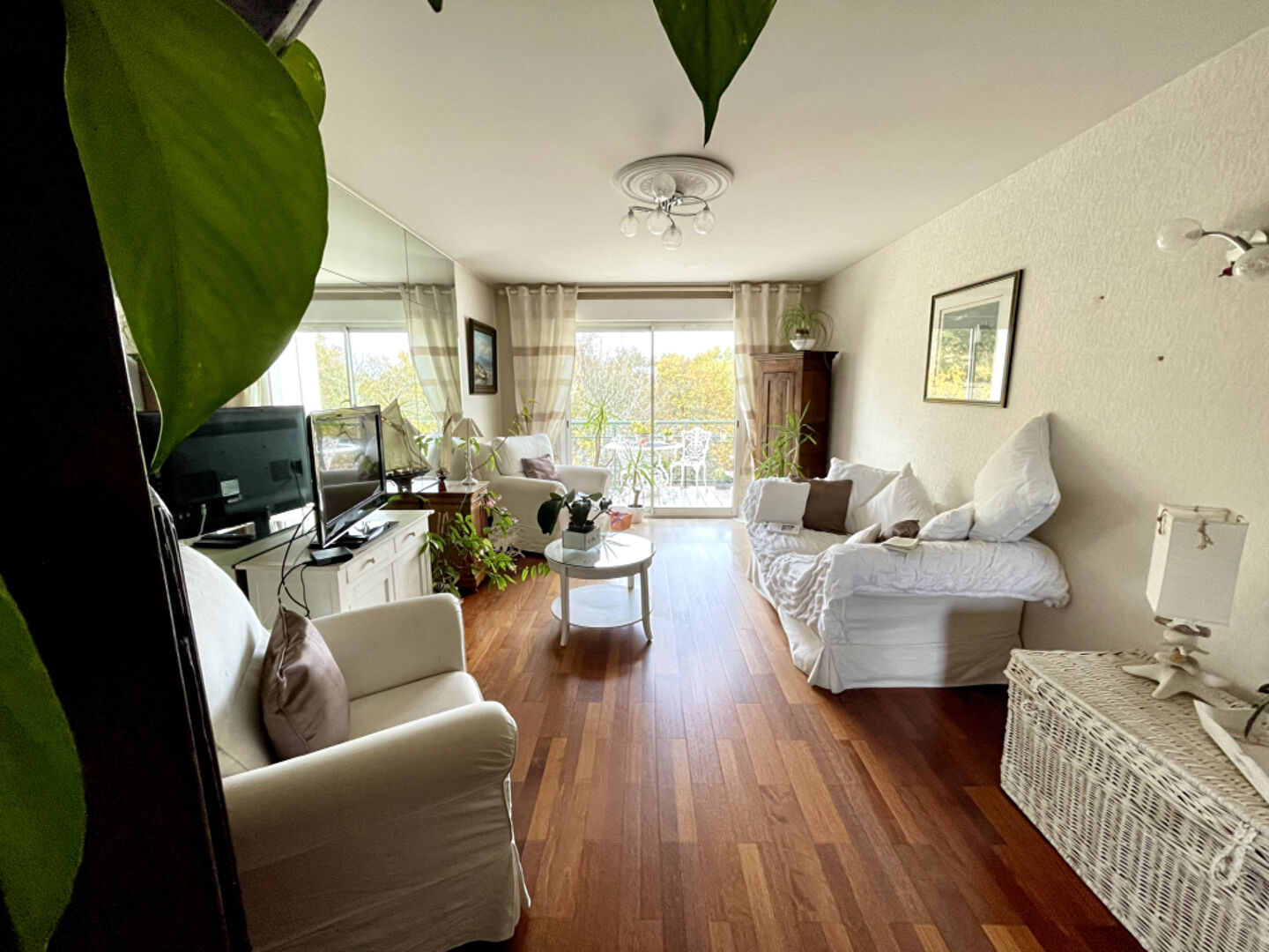 Photo Eraudière - En bord d'Erdre, bel appartement en dernier étage s'ouvrant sur une terrasse exposé sud-ouest. Trois chambres. Acsenseur, pkg extérieur, box en sous-sol et cave. image 3/6