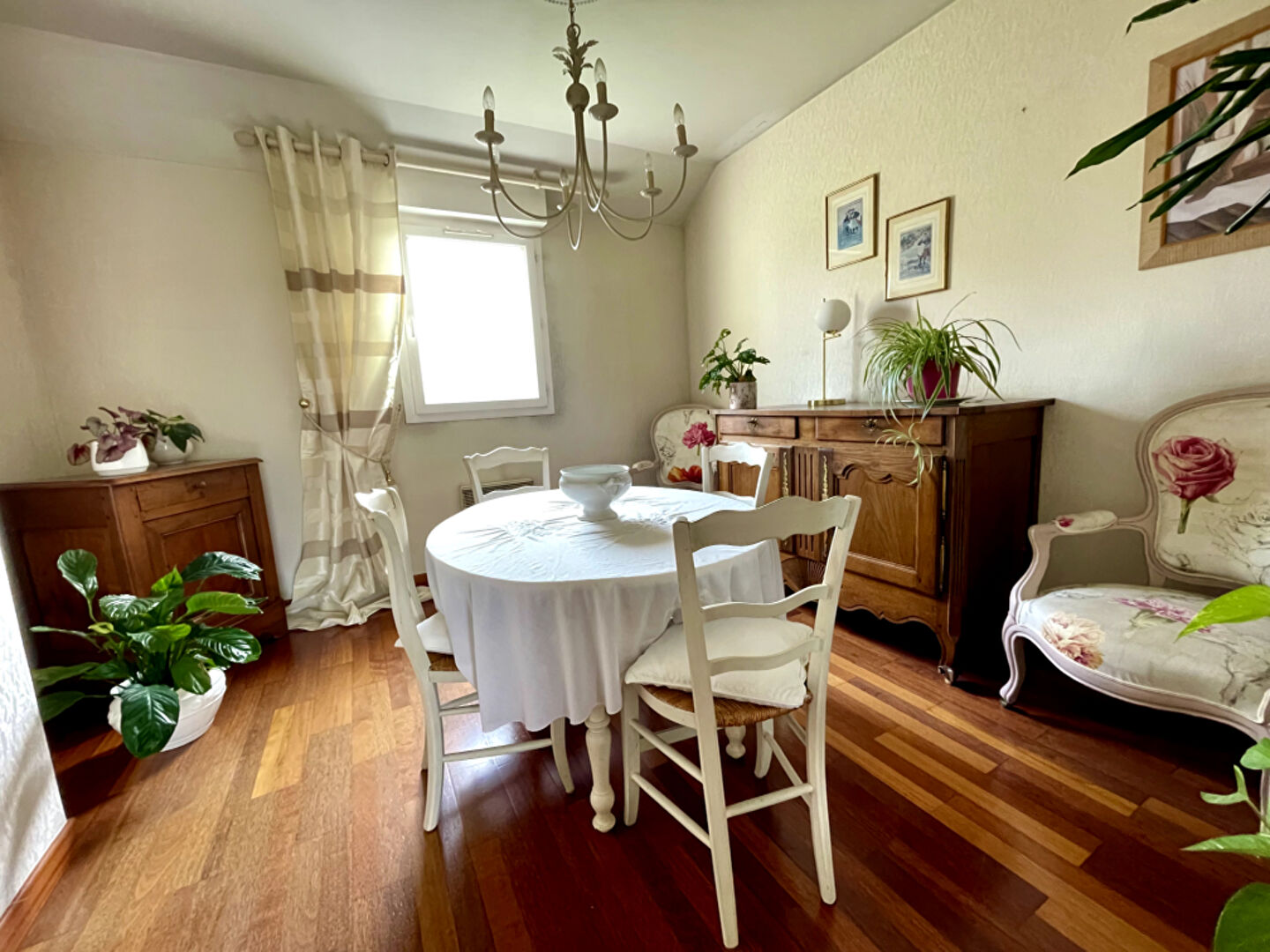 Photo Eraudière - En bord d'Erdre, bel appartement en dernier étage s'ouvrant sur une terrasse exposé sud-ouest. Trois chambres. Acsenseur, pkg extérieur, box en sous-sol et cave. image 4/6