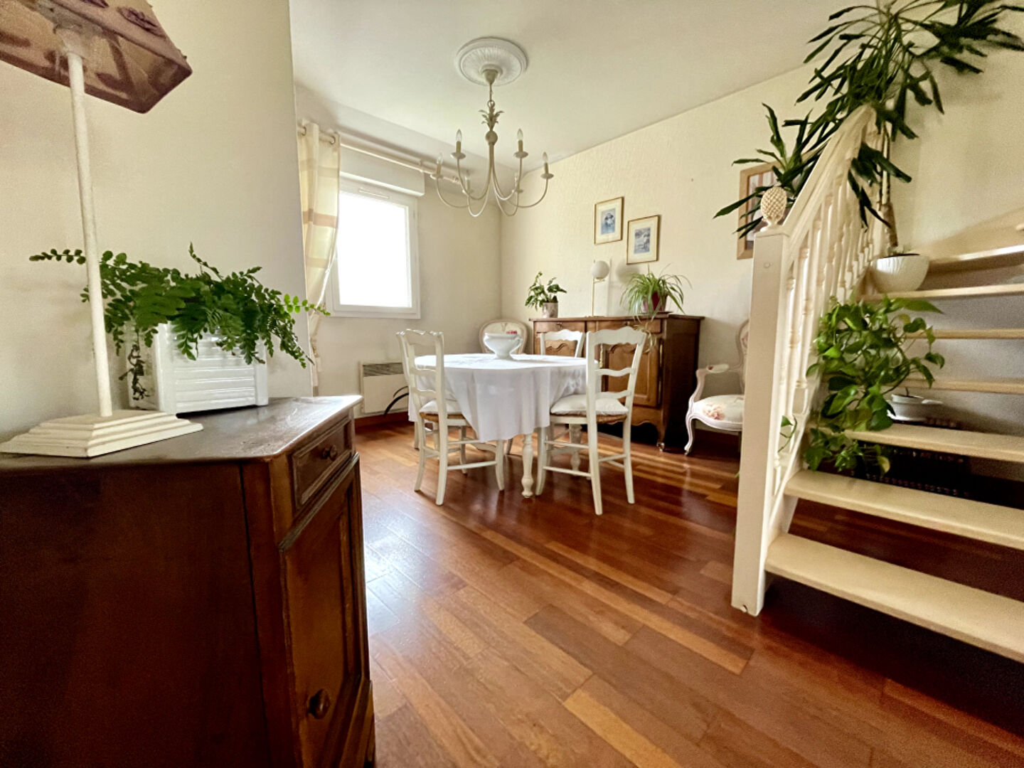 Photo Eraudière - En bord d'Erdre, bel appartement en dernier étage s'ouvrant sur une terrasse exposé sud-ouest. Trois chambres. Acsenseur, pkg extérieur, box en sous-sol et cave. image 5/6