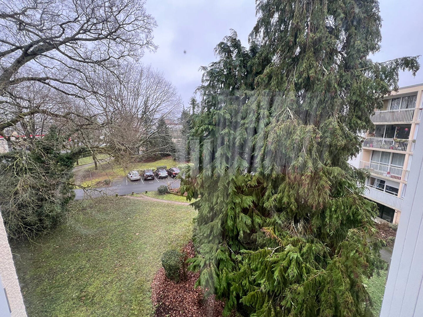 Photo Eraudière - Spacieux appartement  comprenant  une lumineuse pièce de vie et trois chambres. Balcon, cave et garage fermé image 1/4